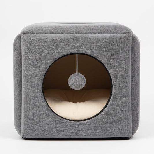 Kattenhuis met gewatteerde buitenkant en speelbal